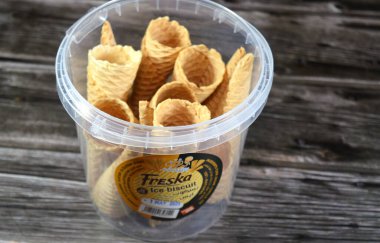 Kahire, Mısır, 4 Haziran 2025: Freska Dondurmalı bisküvi, dondurma için kullanılan waffle bisküvileri, yaz konsepti, bayramlarda ve yaz aylarında çeşitli dondurmalarla doldurulacak çıtır dondurmalar