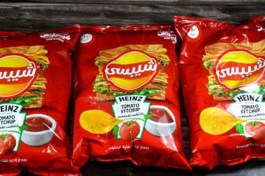 Kahire, Mısır, 14 Haziran 2025: HEINZ 'den domates ketçapı, Chipsy, Mısır' dan yeni bir tat kızarmış patates