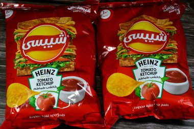 Kahire, Mısır, 14 Haziran 2025: HEINZ 'den domates ketçapı, Chipsy, Mısır' dan yeni bir tat kızarmış patates
