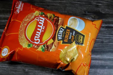 Kahire, Mısır, 12 Haziran 2025: HEINZ 'den hamburger sosu, Chipsy, Mısır' dan yeni bir tat kızarmış patates