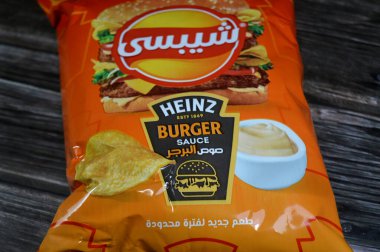Kahire, Mısır, 12 Haziran 2025: HEINZ 'den hamburger sosu, Chipsy, Mısır' dan yeni bir tat kızarmış patates