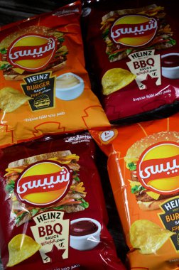 Kahire, Mısır, 12 Haziran 2025: HEINZ 'den hamburger ve barbekü sosu, Chipsy, Mısır' dan yeni bir lezzet kızarmış patates