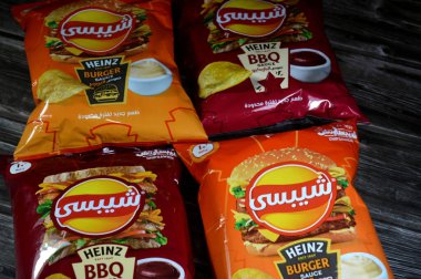 Kahire, Mısır, 12 Haziran 2025: HEINZ 'den hamburger ve barbekü sosu, Chipsy, Mısır' dan yeni bir lezzet kızarmış patates