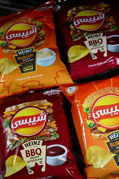 Kahire, Mısır, 12 Haziran 2025: HEINZ 'den hamburger ve barbekü sosu, Chipsy, Mısır' dan yeni bir lezzet kızarmış patates