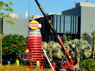 Kahire, Mısır, 11 Haziran 2025: Chipsy ve Heinz kulesini ücretsiz dağıtım için Chipsy Heinz burger sosu, barbekü sosu ve domates ketçap reklamları için kuran mobil bir vinç