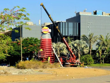 Kahire, Mısır, 11 Haziran 2025: Chipsy ve Heinz kulesini ücretsiz dağıtım için Chipsy Heinz burger sosu, barbekü sosu ve domates ketçap reklamları için kuran mobil bir vinç