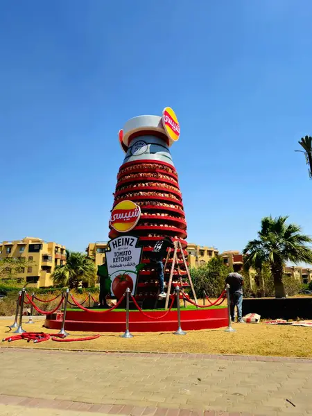 Kahire, Mısır, 13 Haziran 2025: Chipsy ve Heinz reklam kampanyası için Chipsy Heinz burger sosu, barbekü sosu ve domates ketçapı, reklam ve tanıtım için ücretsiz dağıtım