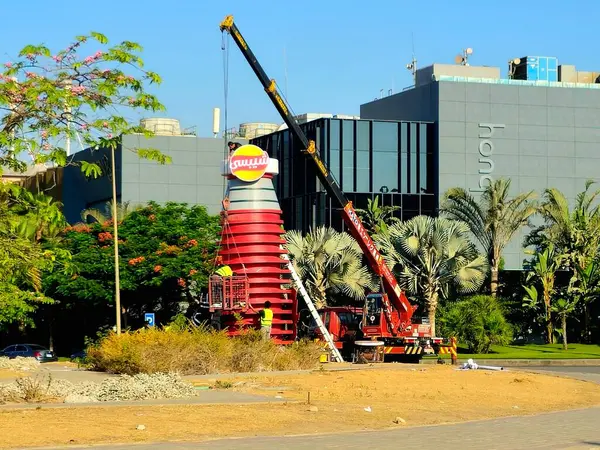 Kahire, Mısır, 11 Haziran 2025: Chipsy ve Heinz kulesini ücretsiz dağıtım için Chipsy Heinz burger sosu, barbekü sosu ve domates ketçap reklamları için kuran mobil bir vinç