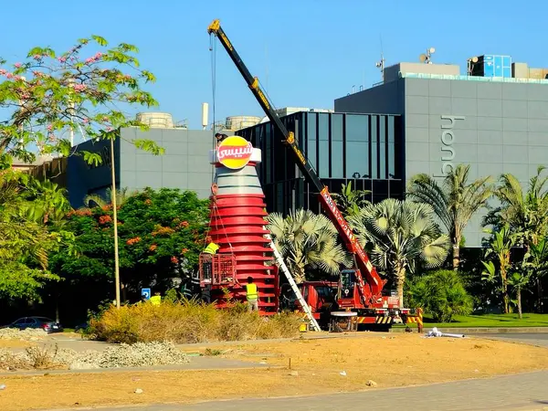 Kahire, Mısır, 11 Haziran 2025: Chipsy ve Heinz kulesini ücretsiz dağıtım için Chipsy Heinz burger sosu, barbekü sosu ve domates ketçap reklamları için kuran mobil bir vinç
