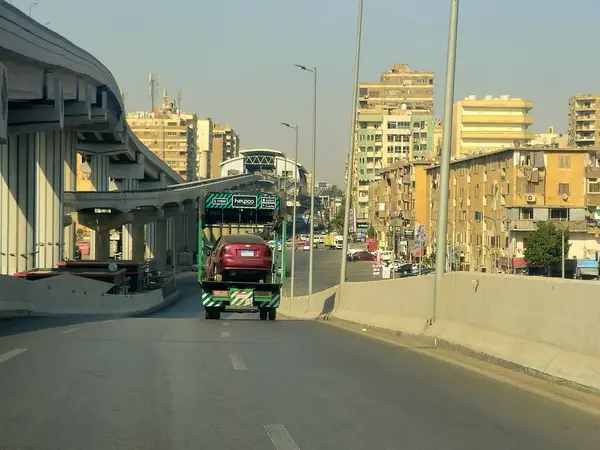 Kahire, Mısır, 12 Haziran 2025: Helpoo Electric araç bakım, çekici kurtarma hidrolik taşıyıcı kamyon acil taşımacılık için düz çekiş kamyonuna monte edildi