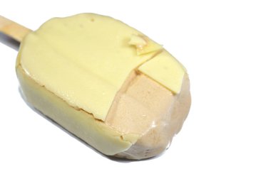 Mocha kahveli dondurma çubuğu beyaz çikolata katmanı, yaz tatili ve dondurma konseptiyle kaplıdır.