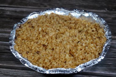 Beyaz Mısır pirincini sıcak buharla pişirdim ve soğandan kahverengi renk aldım, deniz ürünleri, balık ve karides, Orta Doğu gıda konsepti, Mısır mutfağı arka planı