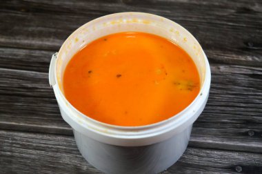 Çeşitli deniz ürünleri, karides, kalamar, yengeç, balık filetosu, otlar, dereotu, sarımsak ve soğan, deniz ürünleri karışımı sıcak çorba, sağlıklı yiyecek konsepti çeşitli deniz ürünleri, seçici odak noktaları.