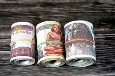 Mısır parasının farklı değerleri, 50LE, 100 EGP LE ve 200 Pound, Mısır nakit para paketleri lastik bantlarla sarılmış, Mısır para rulo değer kavramı