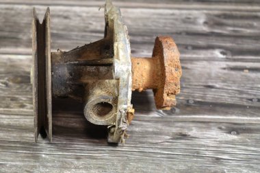 Kullanılmış eski paslı bir araba su pompası, su pompası bir araba motoru operasyonu için hayati önem taşır, motor bloğunda hareket eden soğutucu, silindir başı, hortumlar ve radyatör, optimum sıcaklığı korur