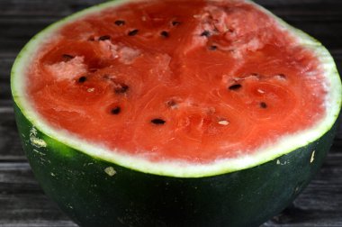 Kırmızı etli yarım karpuz (Citrullus lanatus), Cucurbitaceae familyasından çiçek açan bir bitki türü ve dünya çapında oldukça gelişmiş bir meyve olan yenilebilir meyvesinin adıdır.