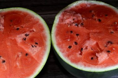 Kırmızı etli bir karpuzun iki yarısı, karpuz (Citrullus lanatus), Cucurbitaceae familyasının çiçek açan bir bitki türü ve dünya çapında son derece gelişmiş bir meyve olan yenilebilir meyvesinin adı.