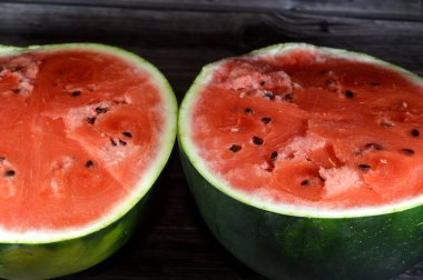 Kırmızı etli bir karpuzun iki yarısı, karpuz (Citrullus lanatus), Cucurbitaceae familyasının çiçek açan bir bitki türü ve dünya çapında son derece gelişmiş bir meyve olan yenilebilir meyvesinin adı.