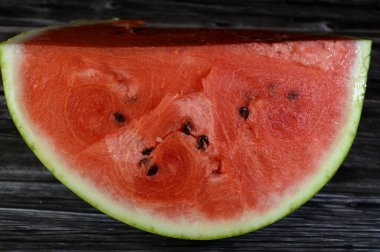 Kırmızı etli dörtte bir karpuz, karpuz (Citrullus lanatus), Cucurbitaceae familyasının çiçek açan bir bitki türüdür ve dünya çapında oldukça gelişmiş bir meyve olan yenilebilir meyvesinin adıdır.