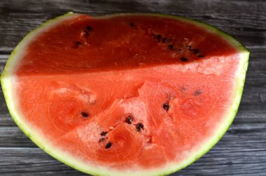 Kırmızı etli dörtte bir karpuz, karpuz (Citrullus lanatus), Cucurbitaceae familyasının çiçek açan bir bitki türüdür ve dünya çapında oldukça gelişmiş bir meyve olan yenilebilir meyvesinin adıdır.