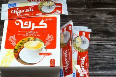 Kahire, Mısır, 27 Haziran 2025: Karak çayı, kakule ile anlık çay, çay molası Chai Karak Sachets, ilave süt ve şekerle hazırlanma, güç ve lezzet kombinasyonu