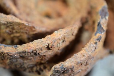 Pas, demir oksit, genellikle demir ve oksijenin katalitik su veya hava neminin katalitik varlığıyla oluşan reaksiyonuyla oluşan kırmızımsı kahverengi oksit, genellikle rafine demir korozyonuyla ilişkilidir.