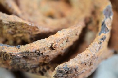 Pas, demir oksit, genellikle demir ve oksijenin katalitik su veya hava neminin katalitik varlığıyla oluşan reaksiyonuyla oluşan kırmızımsı kahverengi oksit, genellikle rafine demir korozyonuyla ilişkilidir.