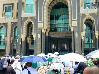 Mekke, Suudi Arabistan, 20 Haziran 2024: Kabe yakınlarındaki Saat Kuleleri, Mekke 'deki yedi gökdelen oteline ait bir devlet kompleksi, hacılara yardım amaçlı Kral AbdulAziz Bağış Projesi' nin bir parçası.