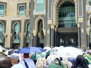 Mekke, Suudi Arabistan, 20 Haziran 2024: Kabe yakınlarındaki Saat Kuleleri, Mekke 'deki yedi gökdelen oteline ait bir devlet kompleksi, hacılara yardım amaçlı Kral AbdulAziz Bağış Projesi' nin bir parçası.