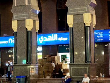 Mekke, Suudi Arabistan, 22 Haziran 2024: Nahdi Eczanesi, NMC Nahdi Tıp Şirketi Suudi Arabistan 'ın en büyük perakende satış zinciri ve büyük cami yakınlarındaki bir eczane olan önde gelen sağlık hizmeti sağlayıcısı.