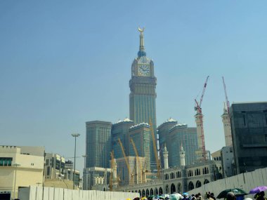 Mekke, Suudi Arabistan, 19 Haziran 2024: Kaaba yakınlarındaki Saat Kuleleri, Mekke 'deki yedi gökdelen oteline ait bir devlet kompleksi, hacılara yardım amaçlı Kral AbdulAziz Bağış Projesi' nin bir parçası.