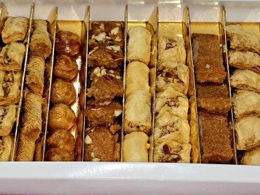 Arap tatlıları mutfağı, orta doğu, Suriye, Mısır ve Türkiye 'de lezzetli geleneksel Ramazan tatlıları koleksiyonu bazbosa, konafa ve baklava, çeşitli fındıklı Doğu tatlıları