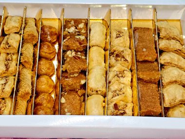 Arap tatlıları mutfağı, orta doğu, Suriye, Mısır ve Türkiye 'de lezzetli geleneksel Ramazan tatlıları koleksiyonu bazbosa, konafa ve baklava, çeşitli fındıklı Doğu tatlıları