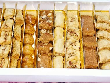 Arap tatlıları mutfağı, orta doğu, Suriye, Mısır ve Türkiye 'de lezzetli geleneksel Ramazan tatlıları koleksiyonu bazbosa, konafa ve baklava, çeşitli fındıklı Doğu tatlıları