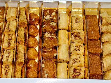 Arap tatlıları mutfağı, orta doğu, Suriye, Mısır ve Türkiye 'de lezzetli geleneksel Ramazan tatlıları koleksiyonu bazbosa, konafa ve baklava, çeşitli fındıklı Doğu tatlıları