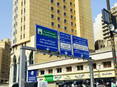 Mekke, Suudi Arabistan, 11 Haziran 2024: Mina, Muzdalifah, Arafat, Kral AbdulAziz yolu, büyük kutsal cami, Abu BAkr, Osman Bin Affan yolu, Makkah 'daki El Azizeyah' a yol gösteren bir tabela.