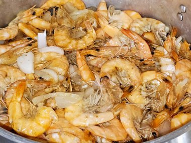 Sıcak buharda pişmiş soyulmamış gri karides yığını ve soğan dilimleri, sarımsaklı kimyon, pişirilmiş ve ızgara yapılmış tuz, karides kabuklu deniz ürünleri mutfağı, deniz ürünleri karides mutfağı, karides mutfağı.