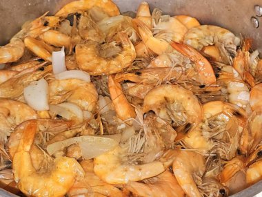 Sıcak buharda pişmiş soyulmamış gri karides yığını ve soğan dilimleri, sarımsaklı kimyon, pişirilmiş ve ızgara yapılmış tuz, karides kabuklu deniz ürünleri mutfağı, deniz ürünleri karides mutfağı, karides mutfağı.