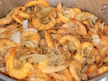Sıcak buharda pişmiş soyulmamış gri karides yığını ve soğan dilimleri, sarımsaklı kimyon, pişirilmiş ve ızgara yapılmış tuz, karides kabuklu deniz ürünleri mutfağı, deniz ürünleri karides mutfağı, karides mutfağı.