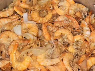 Sıcak buharda pişmiş soyulmamış gri karides yığını ve soğan dilimleri, sarımsaklı kimyon, pişirilmiş ve ızgara yapılmış tuz, karides kabuklu deniz ürünleri mutfağı, deniz ürünleri karides mutfağı, karides mutfağı.