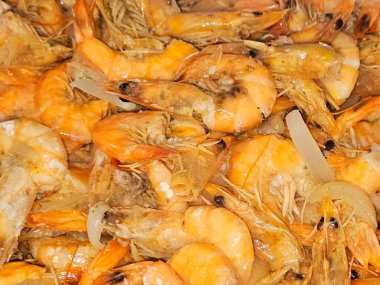 Sıcak buharda pişmiş soyulmamış gri karides yığını ve soğan dilimleri, sarımsaklı kimyon, pişirilmiş ve ızgara yapılmış tuz, karides kabuklu deniz ürünleri mutfağı, deniz ürünleri karides mutfağı, karides mutfağı.