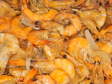 Sıcak buharda pişmiş soyulmamış gri karides yığını ve soğan dilimleri, sarımsaklı kimyon, pişirilmiş ve ızgara yapılmış tuz, karides kabuklu deniz ürünleri mutfağı, deniz ürünleri karides mutfağı, karides mutfağı.