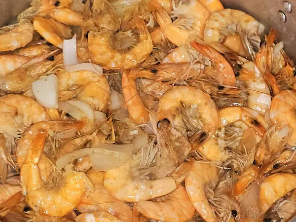 Sıcak buharda pişmiş soyulmamış gri karides yığını ve soğan dilimleri, sarımsaklı kimyon, pişirilmiş ve ızgara yapılmış tuz, karides kabuklu deniz ürünleri mutfağı, deniz ürünleri karides mutfağı, karides mutfağı.