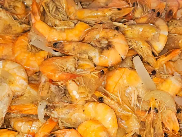Sıcak buharda pişmiş soyulmamış gri karides yığını ve soğan dilimleri, sarımsaklı kimyon, pişirilmiş ve ızgara yapılmış tuz, karides kabuklu deniz ürünleri mutfağı, deniz ürünleri karides mutfağı, karides mutfağı.