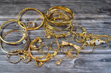 Altın mücevher ya da mücevher yığını, broşlar, yüzükler, kolyeler, kolyeler, bilezikler ve kol düğmeleri, piyasa fiyat kavramı gibi kişisel süslemeler için takılan dekoratif eşyalar.