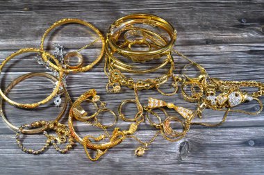 Altın mücevher ya da mücevher yığını, broşlar, yüzükler, kolyeler, kolyeler, bilezikler ve kol düğmeleri, piyasa fiyat kavramı gibi kişisel süslemeler için takılan dekoratif eşyalar.