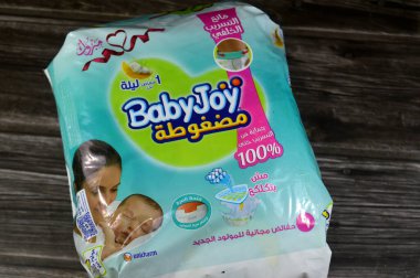 Kahire, Mısır, 17 Temmuz 2025: Bebek Joy Sıkışmış bebek bezleri sırtı sızıntılı, 1 numara, Yeni doğan, 4 kiloya kadar, yeni doğanlar için bedava bebek bezi, Unicharm, yeni doğan bebek için göbek deliği açıcı Bebek Joy
