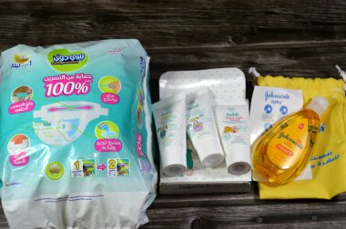 Kahire, Mısır, 17 Temmuz 2025: EVA klinik kremi, şampuan, bez kremi, bebek bezi kremi, EVA kozmetik ürünleri, Johnson 'ın bebek şampuanı ve Bebek Joy sıkıştırılmış bebek bezi.