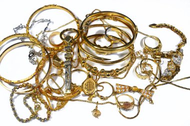 Kahire, Mısır, 17 Temmuz 2025: Mücevher yığını, kişisel süslemeler, broşlar, yüzükler, kolyeler, kolyeler, bilezikler, kol düğmeleri ve Kabe anahtar şekli için takılan dekoratif eşyalar