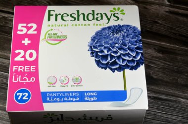 Kahire, Mısır, 17 Temmuz 2025: İlk günler Taze Günler Paketi, doğal pamuk hissi, bütün gün ferahlık, külot keten kadın pedleri, güzellik ve kişisel bakım, kadınlar için sağlık konsepti